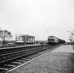 150656 Gezicht op het N.S.-station Sappemeer Oost te Sappemeer met een goederentrein getrokken door een ...